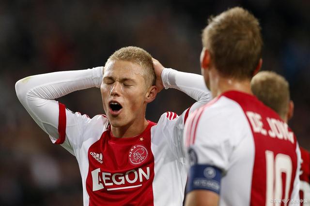 金年会中国官网-阿贾克斯内部会议纪要流出——赛前队长鼓劲，欧冠使命明确，纪律约束更严格